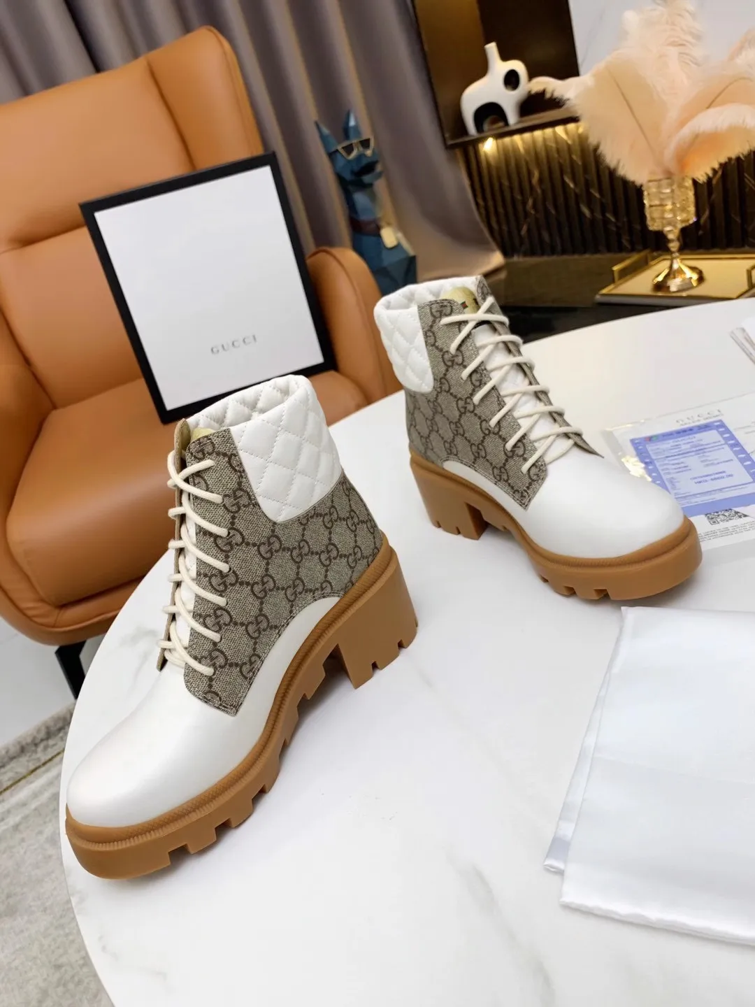 👟👟Ex-factory price 560👟👟 (Electric embroidery on the shoe collar ➕ Oil edge on the upper) The new version of Gucci GUCCI is on sale...🔥 It has a retro British style and is decorated with a LOGO cloth label on the front. Heel height: 6cm Fabric: Imported cowhide, open edge beads, lining/foot pads: upgraded cowhide 🐂 Color: black white open edge beads Code number: 34-40. 34 and 41 42 need to be customized Packaging: Comes with card and cloth bag.